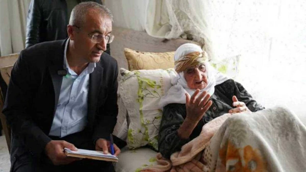 عاصرت العثمانيين.. مسنة تركية تنضم لحزب سياسي بعمر 105 أعوام (فيديو)