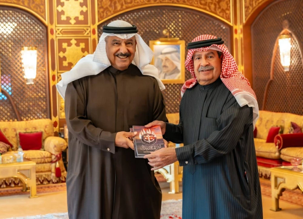 علي بن خليفة يتسلم نسخة من كتاب أشرعة الأدميرال