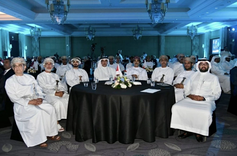 سفير البحرين في مسقط يشارك في حفل تكريم المملكة كضيف شرف بجائزة الرؤية الاقتصادية