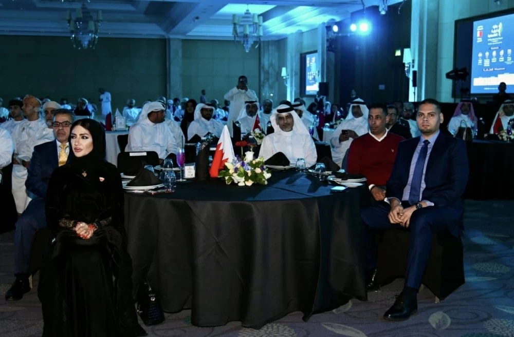 سفير البحرين في مسقط يشارك في حفل تكريم المملكة كضيف شرف بجائزة الرؤية الاقتصادية