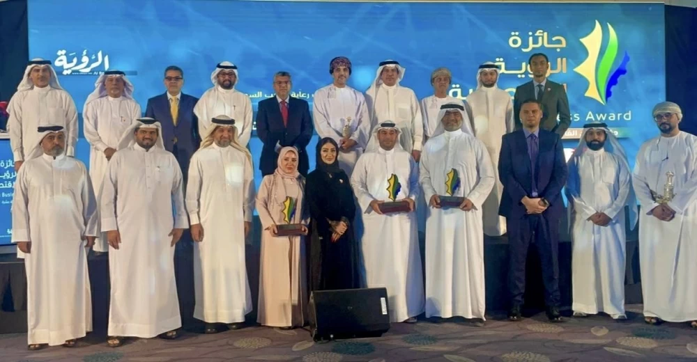 سفير البحرين في مسقط يشارك في حفل تكريم المملكة كضيف شرف بجائزة الرؤية الاقتصادية