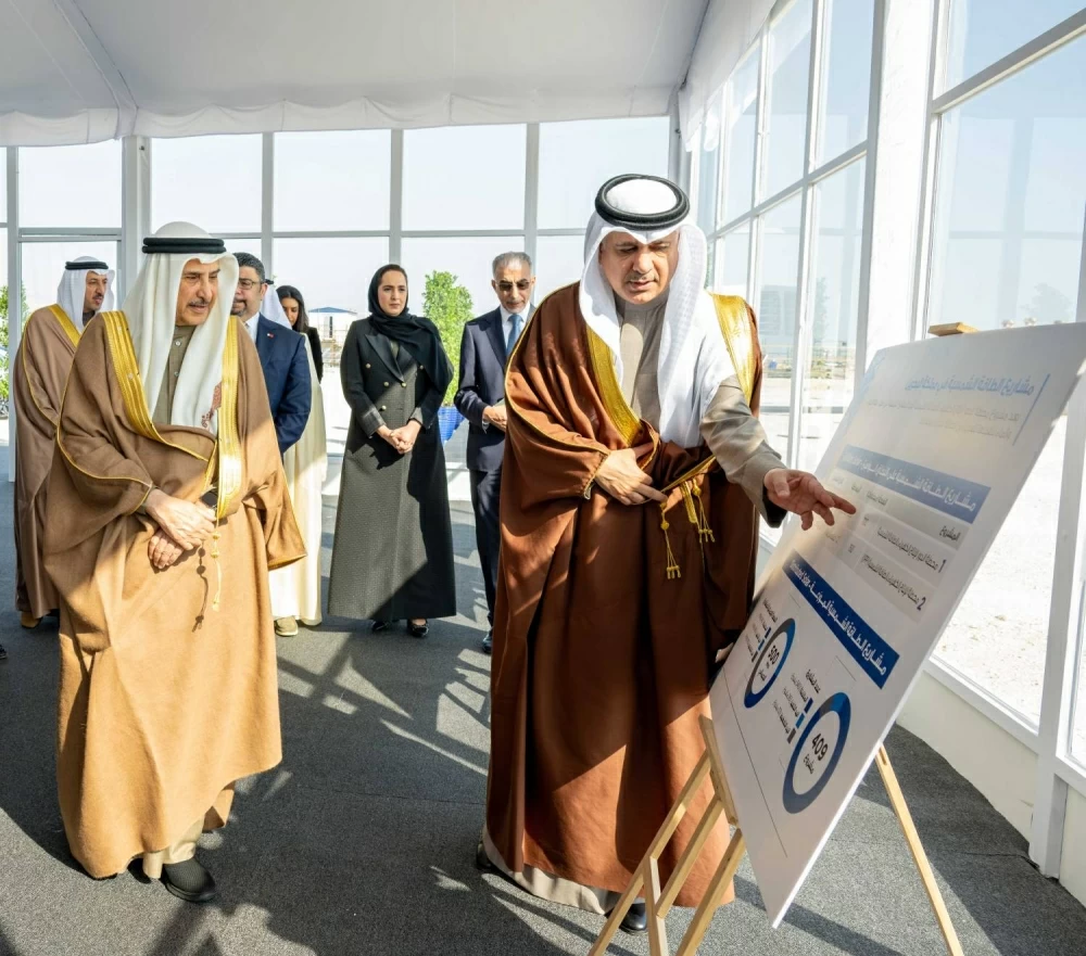 خالد بن عبد الله يضع حجر الأساس لمحطة الدور لإنتاج الكهرباء بالطاقة الشمسية 