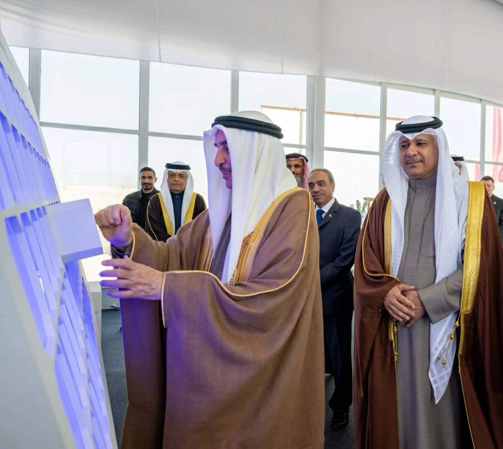 خالد بن عبد الله يضع حجر الأساس لمحطة الدور لإنتاج الكهرباء بالطاقة الشمسية