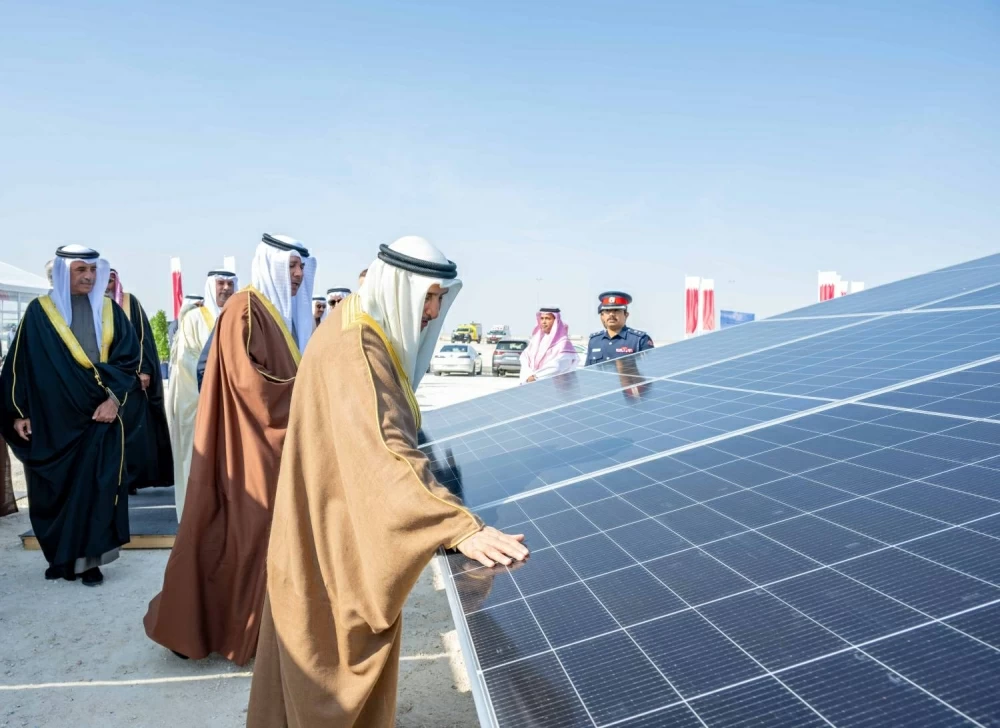 خالد بن عبد الله يضع حجر الأساس لمحطة الدور لإنتاج الكهرباء بالطاقة الشمسية
