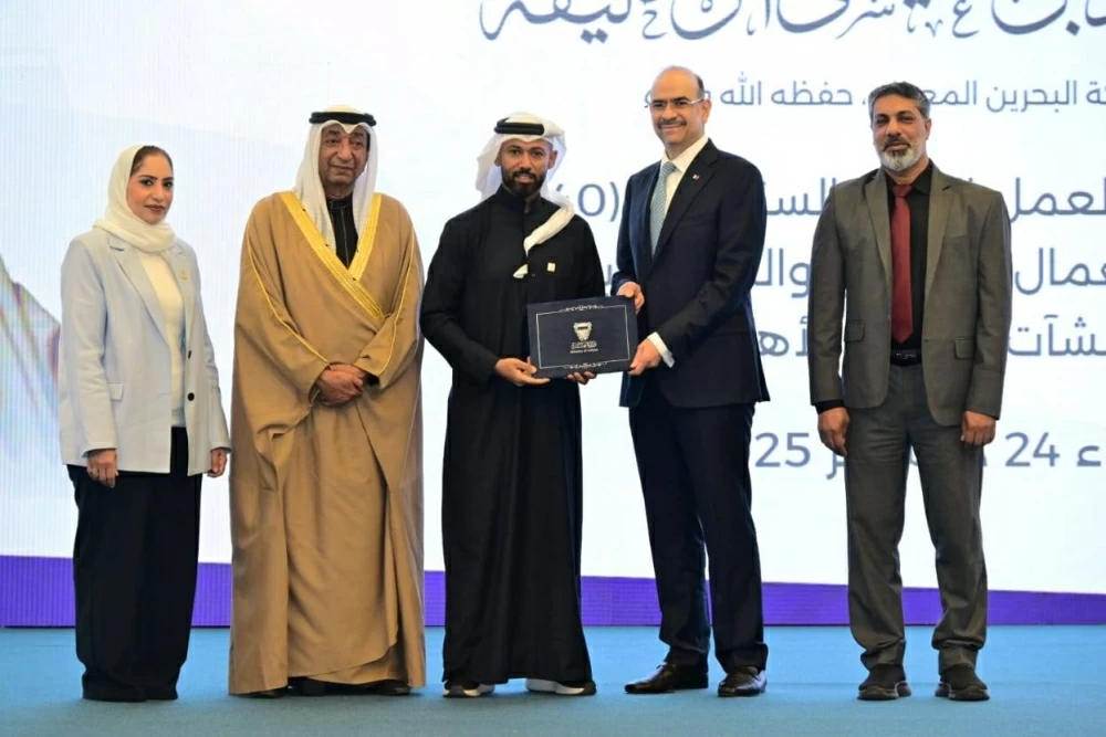 ديار المحرق تحتفي بأحد كوادرها الوطنية ضمن الحفل السنوي لتكريم العمال المجدين 