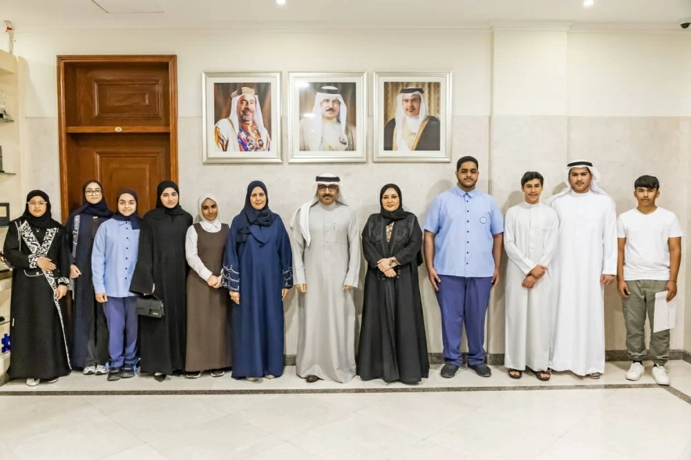 وزير التربية يستقبل طلبة البحرين الفائزين بجائزة لطيفة بنت محمد بدولة الإمارات 