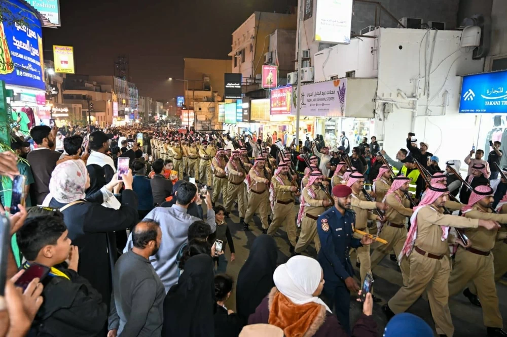 "الداخلية" تنظم طابور شرطة البحرين في محافظة المحرق احتفاءاً بالأعياد الوطنية