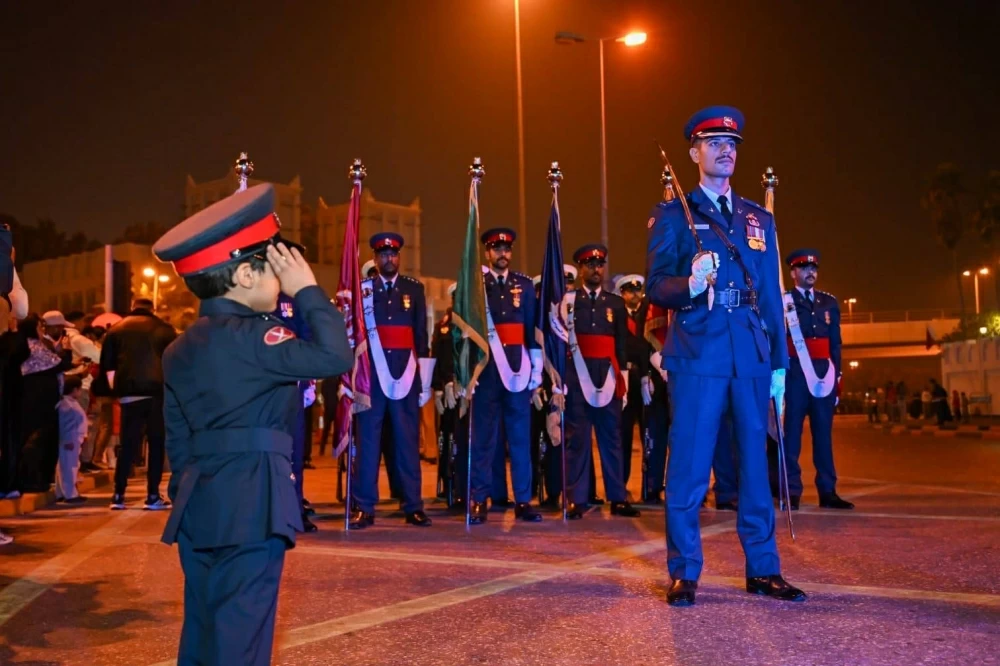 "الداخلية" تنظم طابور شرطة البحرين في محافظة المحرق احتفاءاً بالأعياد الوطنية