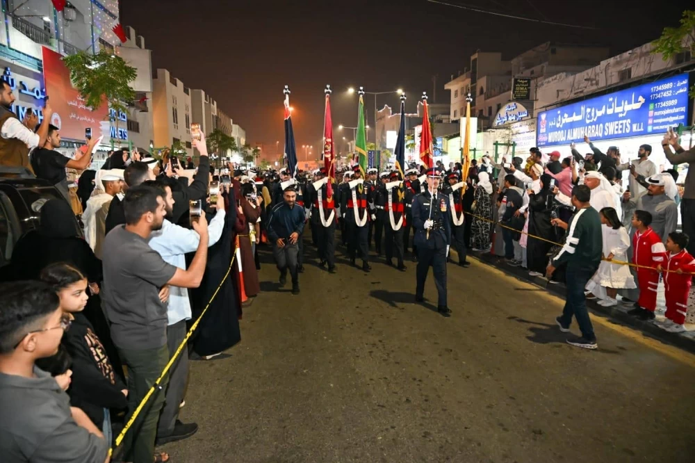 "الداخلية" تنظم طابور شرطة البحرين في محافظة المحرق احتفاءاً بالأعياد الوطنية