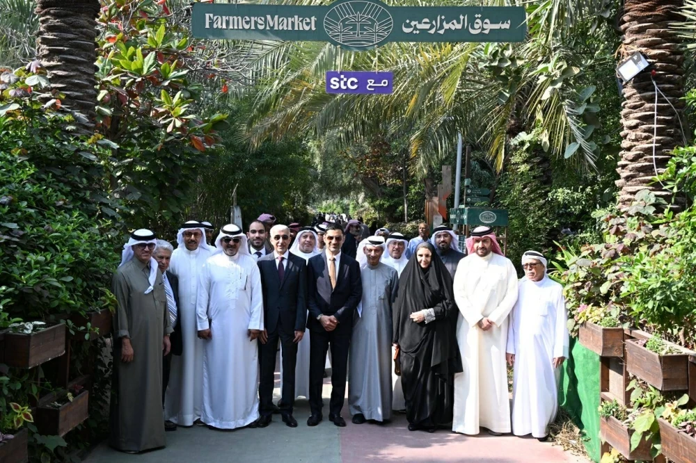 وزير البلديات يقوم بزيارة ميدانية لسوق المزارعين البحرينيين بمشاركة عدد من الوزراء والمسؤولين