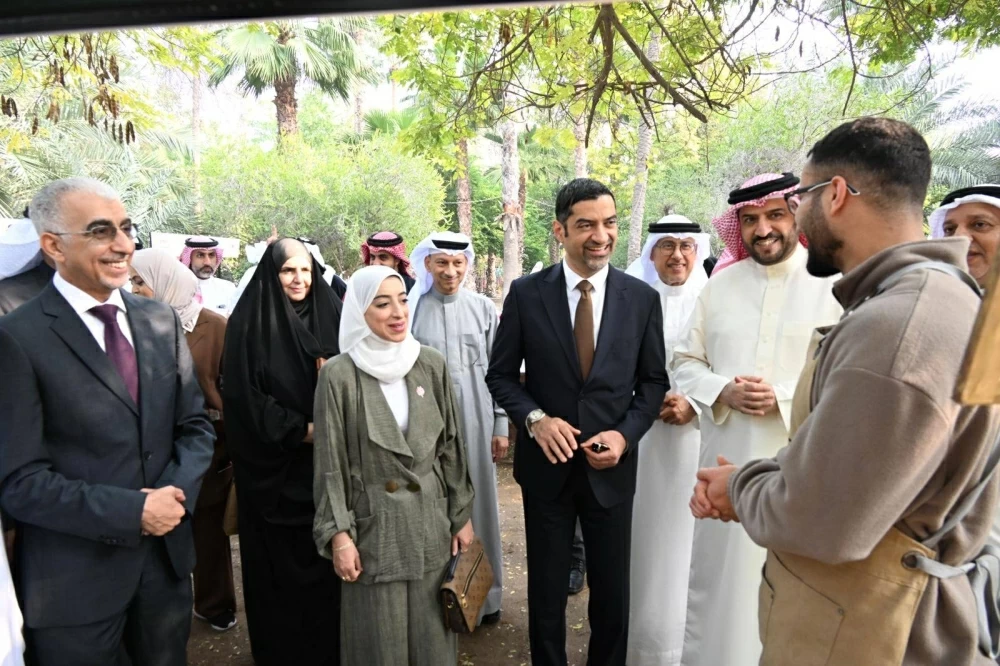 وزير البلديات يقوم بزيارة ميدانية لسوق المزارعين البحرينيين بمشاركة عدد من الوزراء والمسؤولين