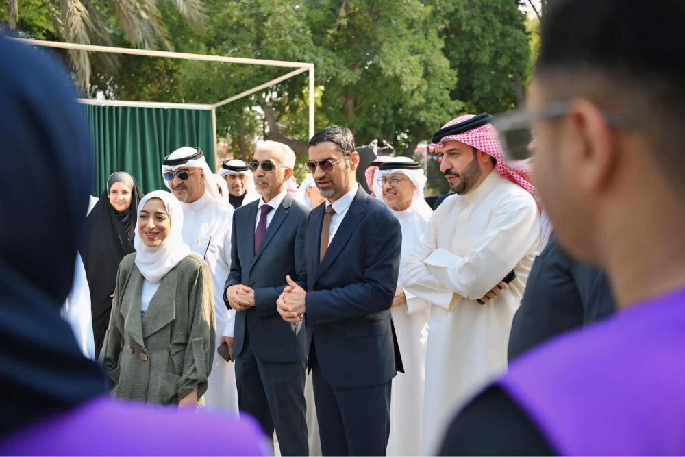 وزير البلديات يقوم بزيارة ميدانية لسوق المزارعين البحرينيين بمشاركة عدد من الوزراء والمسؤولين