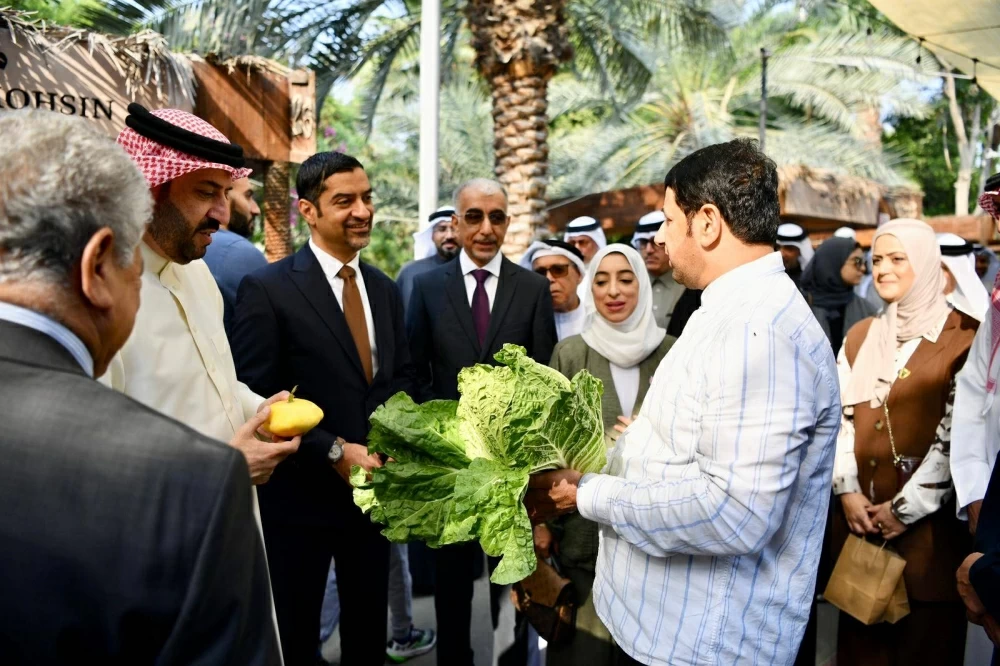 وزير البلديات يقوم بزيارة ميدانية لسوق المزارعين البحرينيين بمشاركة عدد من الوزراء والمسؤولين