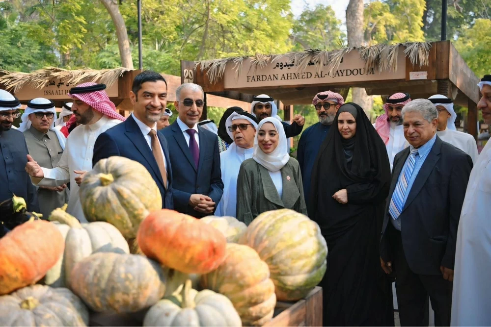 وزير البلديات يقوم بزيارة ميدانية لسوق المزارعين البحرينيين بمشاركة عدد من الوزراء والمسؤولين