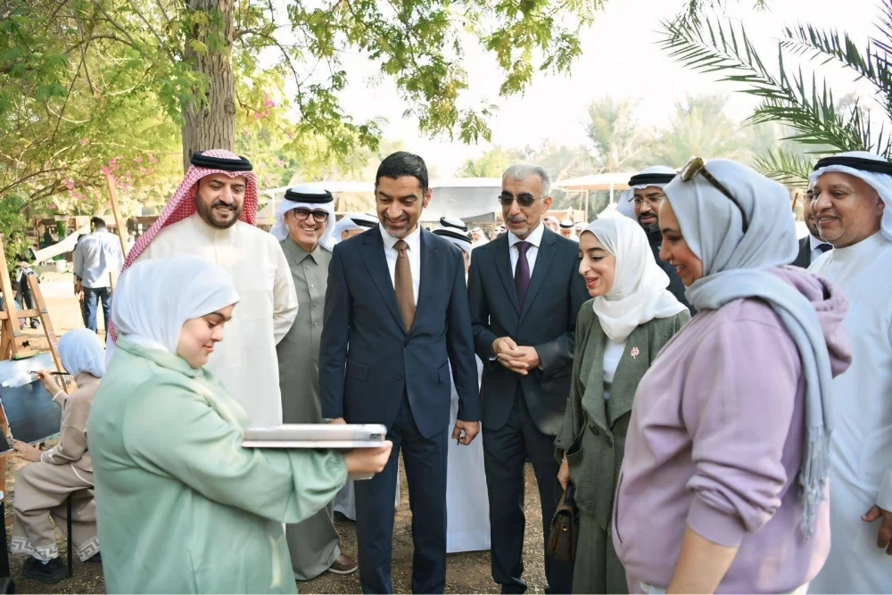 وزير البلديات يقوم بزيارة ميدانية لسوق المزارعين البحرينيين بمشاركة عدد من الوزراء والمسؤولين