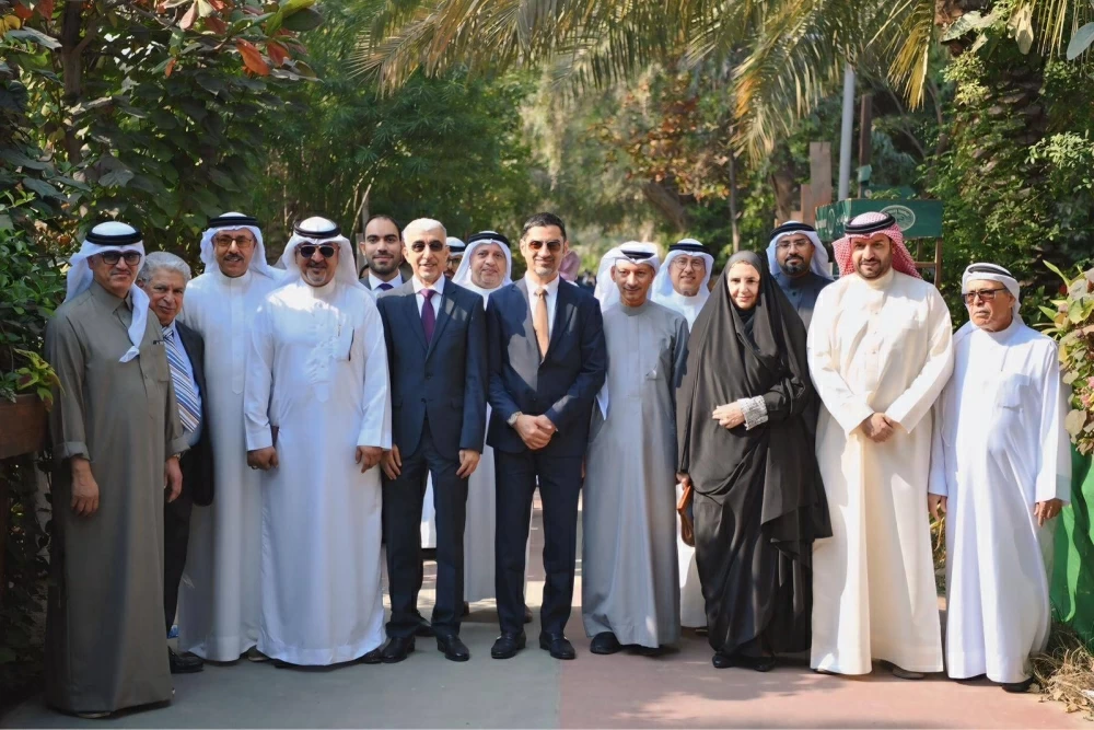 وزير البلديات يقوم بزيارة ميدانية لسوق المزارعين البحرينيين بمشاركة عدد من الوزراء والمسؤولين