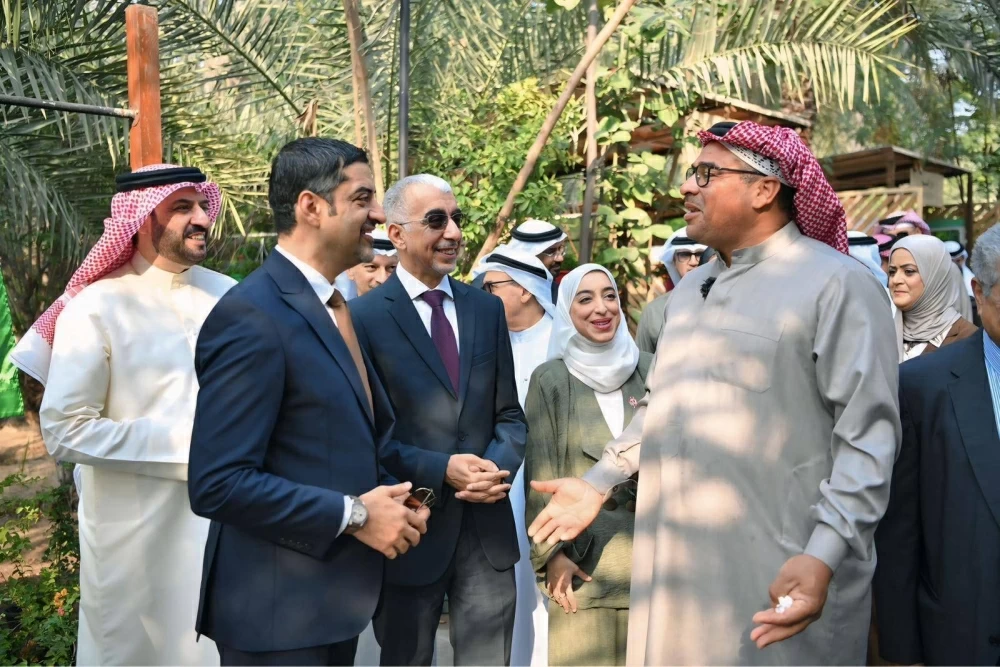 وزير البلديات يقوم بزيارة ميدانية لسوق المزارعين البحرينيين بمشاركة عدد من الوزراء والمسؤولين