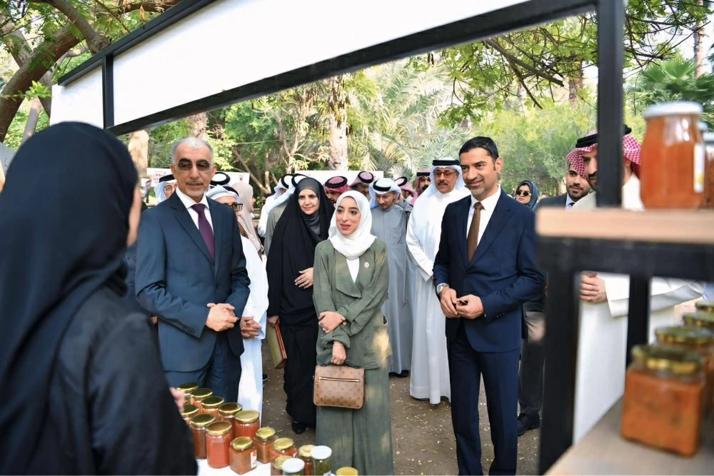 وزير البلديات يقوم بزيارة ميدانية لسوق المزارعين البحرينيين بمشاركة عدد من الوزراء والمسؤولين