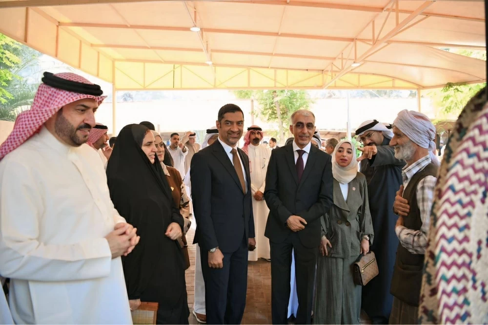 وزير البلديات يقوم بزيارة ميدانية لسوق المزارعين البحرينيين بمشاركة عدد من الوزراء والمسؤولين