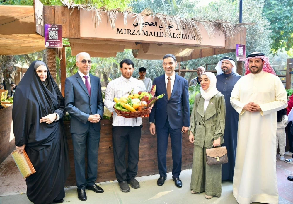 وزير البلديات يقوم بزيارة ميدانية لسوق المزارعين البحرينيين بمشاركة عدد من الوزراء والمسؤولين