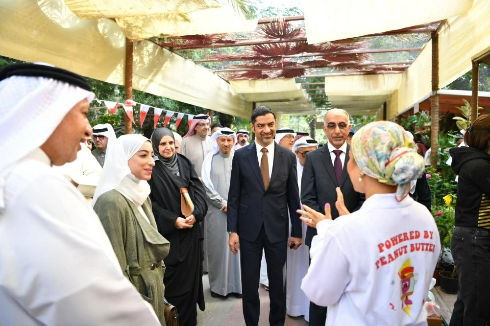 وزير البلديات يقوم بزيارة ميدانية لسوق المزارعين البحرينيين بمشاركة عدد من الوزراء والمسؤولين