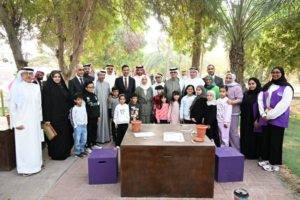 وزير البلديات يقوم بزيارة ميدانية لسوق المزارعين البحرينيين بمشاركة عدد من الوزراء والمسؤولين