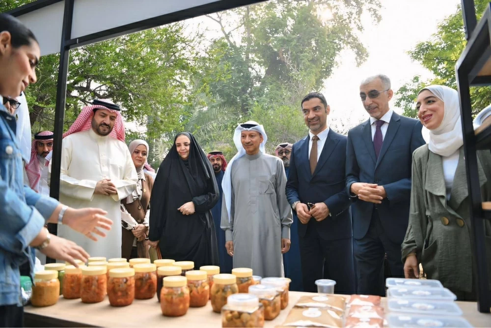 وزير البلديات يقوم بزيارة ميدانية لسوق المزارعين البحرينيين بمشاركة عدد من الوزراء والمسؤولين