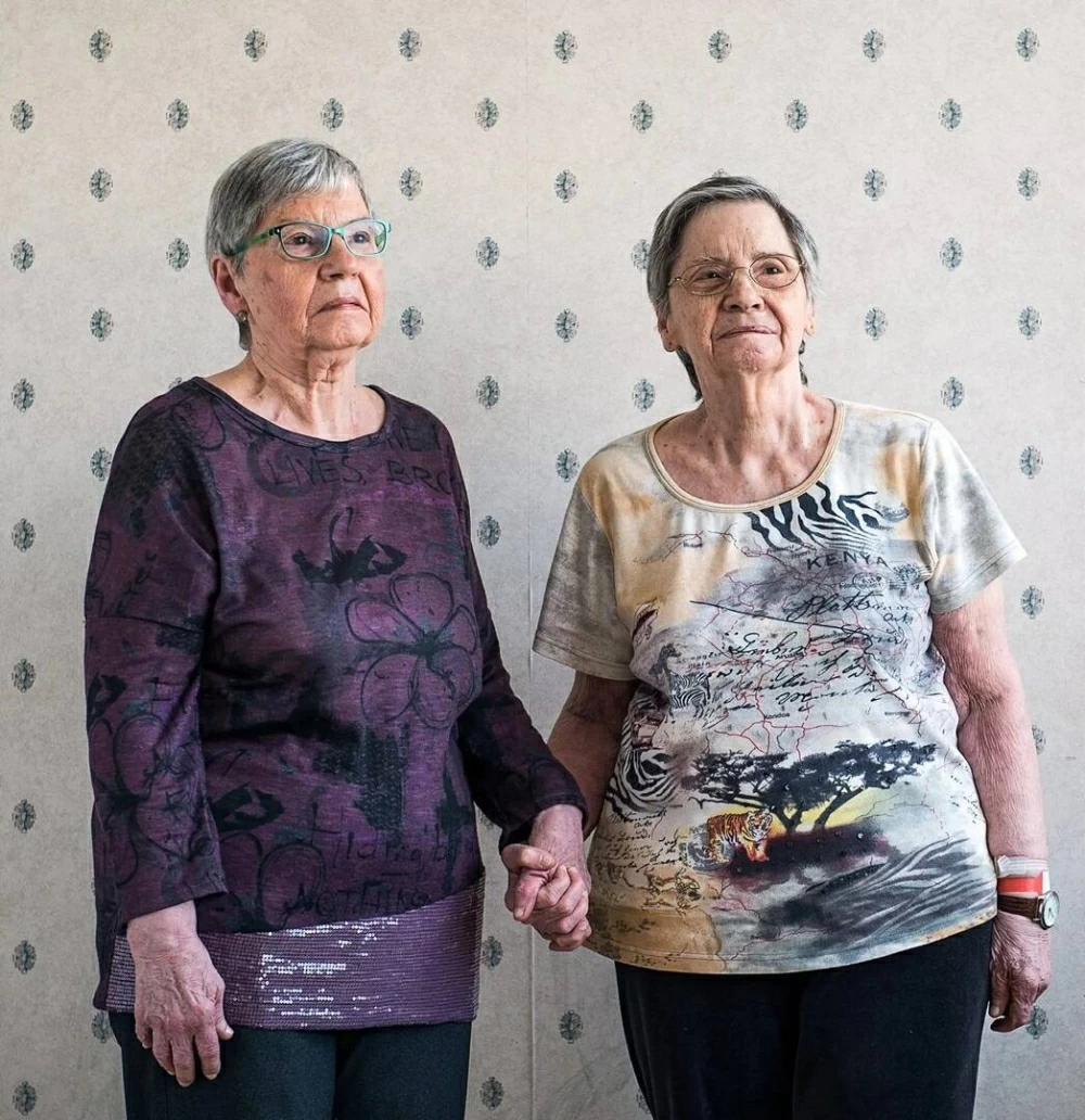 وفاة آخر توائم المعجزة الكندية التي أدهشت العالم  في عام 1934 (صور)