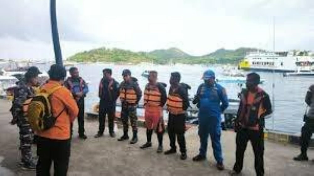 كان على متنه 11.. فقدان 4 سياح إسبان بعد غرق قارب في إندونيسيا