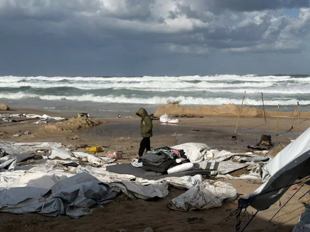 البحر يغرق خيم أهل غزة.. والأمطار تفاقم مأساة النزوح