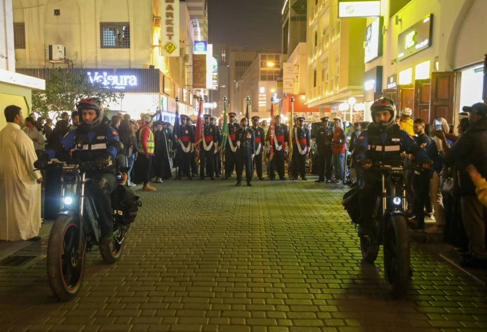 وزارة الداخلية تنظم طابور شرطة البحرين في باب البحرين احتفالاً بالأعياد الوطنية
