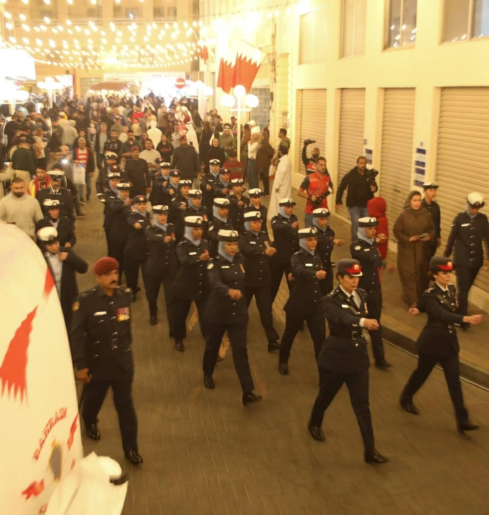 وزارة الداخلية تنظم طابور شرطة البحرين في باب البحرين احتفالاً بالأعياد الوطنية