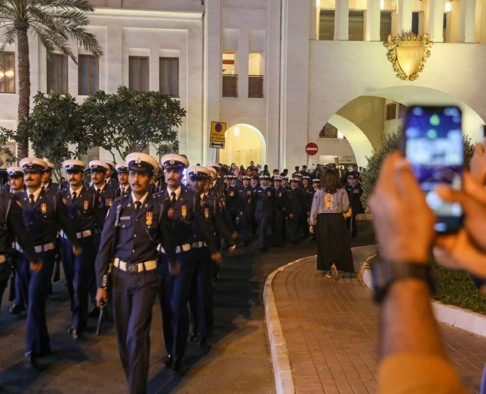 وزارة الداخلية تنظم طابور شرطة البحرين في باب البحرين احتفالاً بالأعياد الوطنية