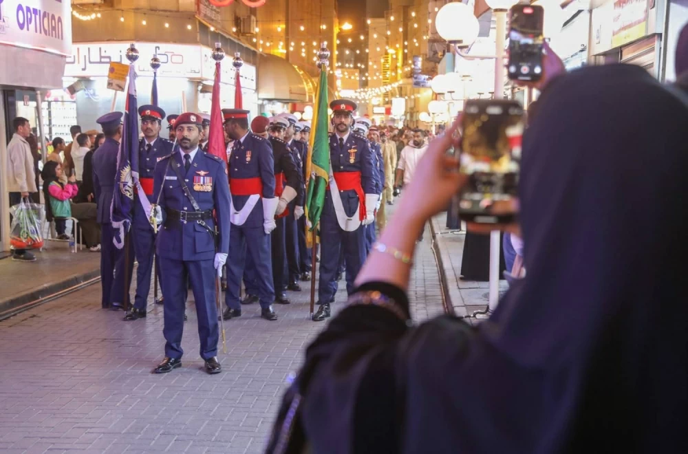 وزارة الداخلية تنظم طابور شرطة البحرين في باب البحرين احتفالاً بالأعياد الوطنية