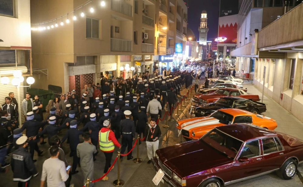 وزارة الداخلية تنظم طابور شرطة البحرين في باب البحرين احتفالاً بالأعياد الوطنية 