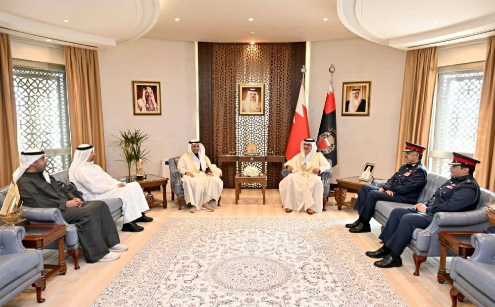 وزير الداخلية يتلقى دعوة لزيارة الكويت ويؤكد على تعزيز التعاون والتنسيق الأمني 