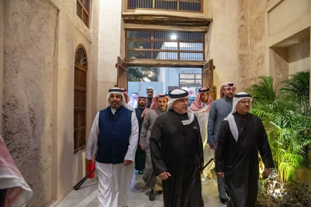 ولي العهد رئيس الوزراء يتفضل بزيارة لمهرجان ليالي المحرق