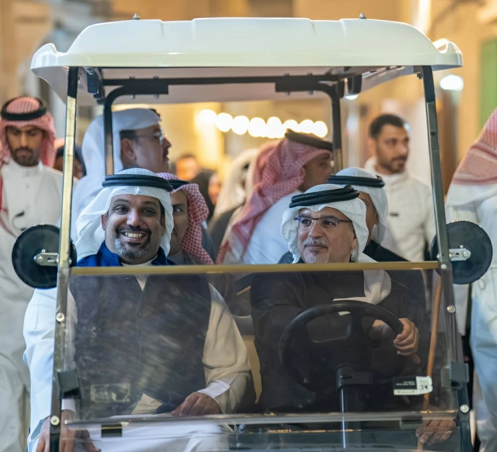 ولي العهد رئيس الوزراء يتفضل بزيارة لمهرجان ليالي المحرق