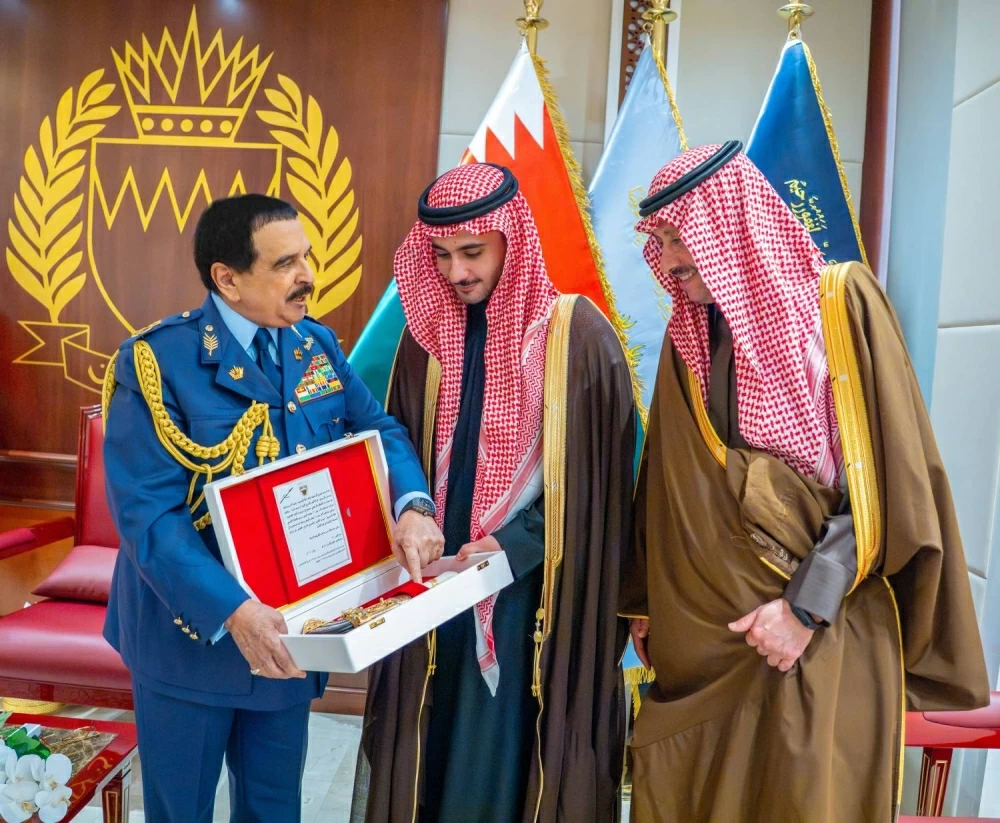 الملك القائد الأعلى للقوات المسلحة يستقبل سفير السعودية ونجله