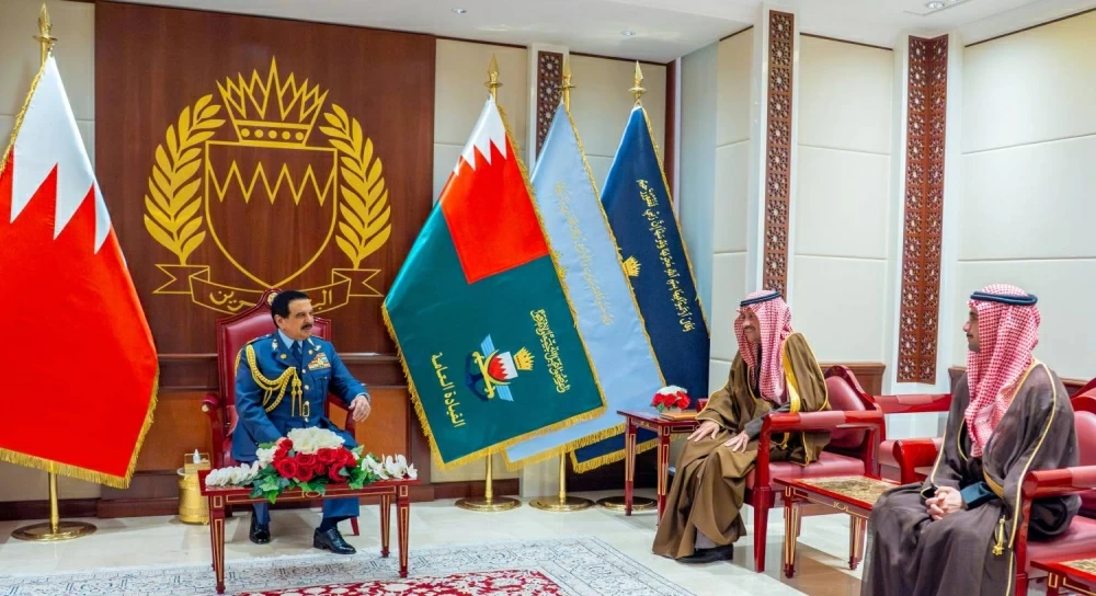 الملك القائد الأعلى للقوات المسلحة يستقبل سفير السعودية ونجله