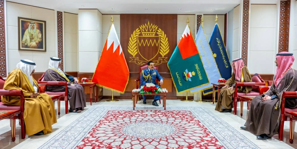 الملك القائد الأعلى للقوات المسلحة يستقبل سفير السعودية ونجله