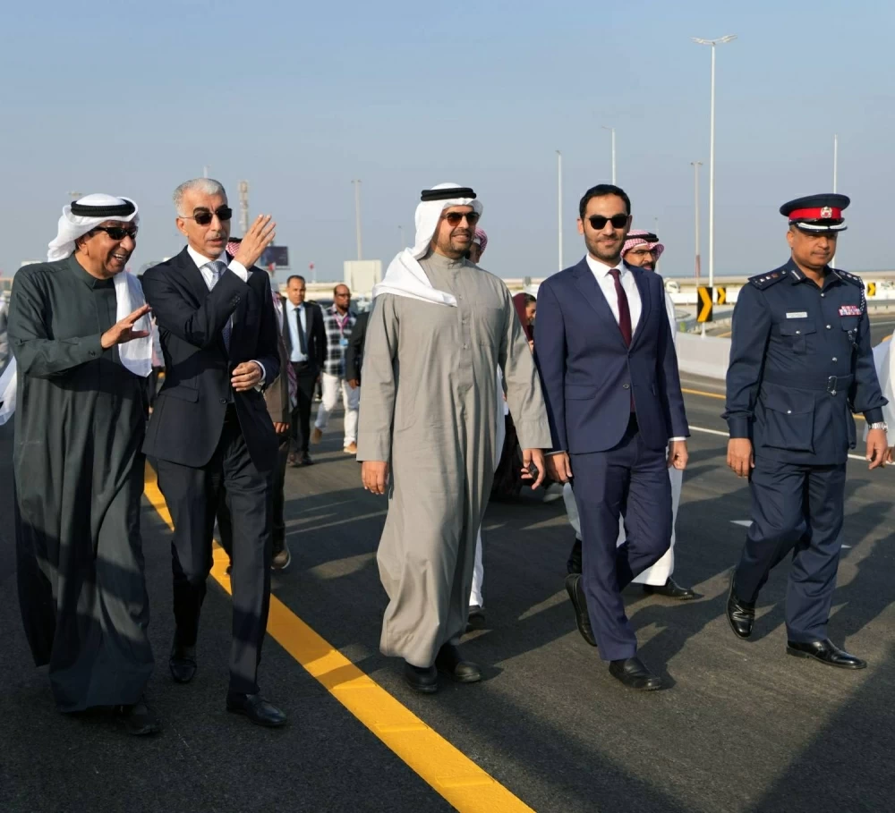 وزير الأشغال يعلن انطلاق الحركة المرورية على الجسر الرابط بين جسر الشيخ عيسى بن سلمان وشارع 105 بالبسيتين