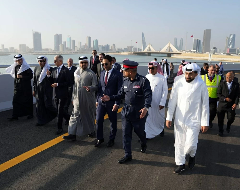 وزير الأشغال يعلن انطلاق الحركة المرورية على الجسر الرابط بين جسر الشيخ عيسى بن سلمان وشارع 105 بالبسيتين