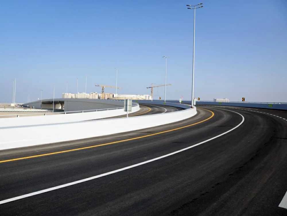 وزير الأشغال يعلن انطلاق الحركة المرورية على الجسر الرابط بين جسر الشيخ عيسى بن سلمان وشارع 105 بالبسيتين