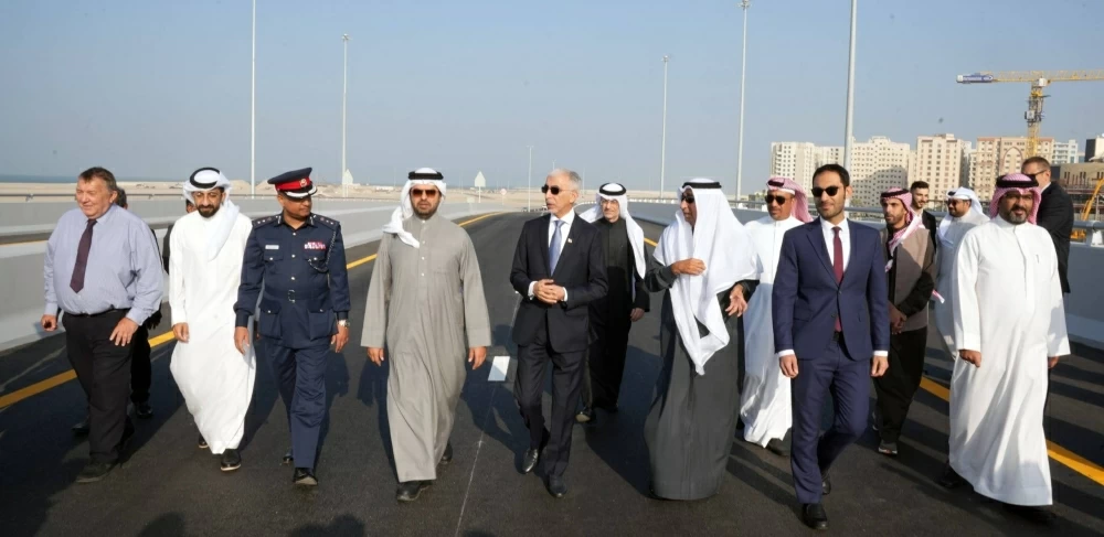 وزير الأشغال يعلن انطلاق الحركة المرورية على الجسر الرابط بين جسر الشيخ عيسى بن سلمان وشارع 105 بالبسيتين
