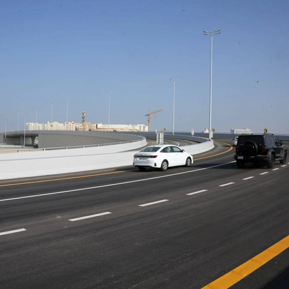 وزير الأشغال يعلن انطلاق الحركة المرورية على الجسر الرابط بين جسر الشيخ عيسى بن سلمان وشارع 105 بالبسيتين