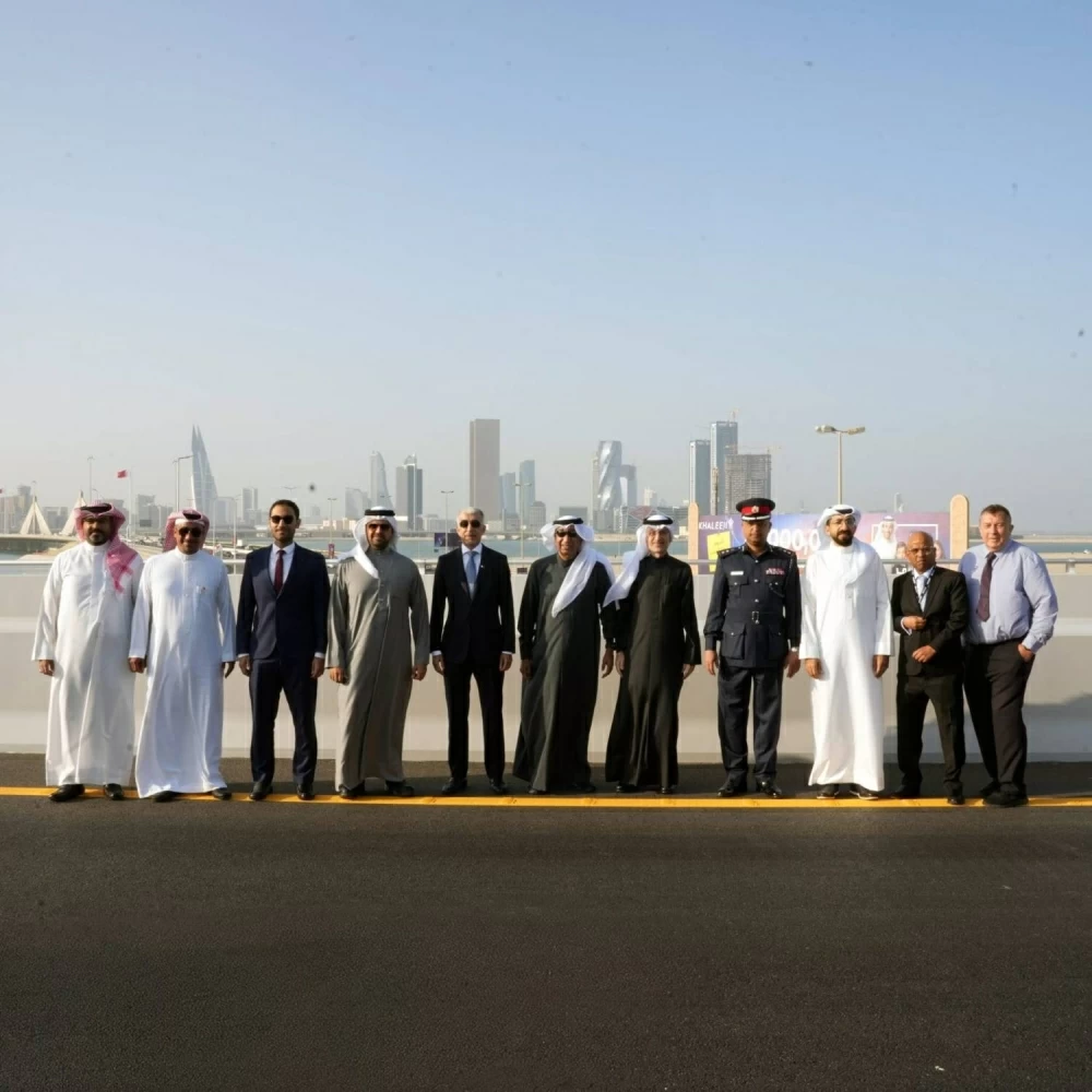 وزير الأشغال يعلن انطلاق الحركة المرورية على الجسر الرابط بين جسر الشيخ عيسى بن سلمان وشارع 105 بالبسيتين