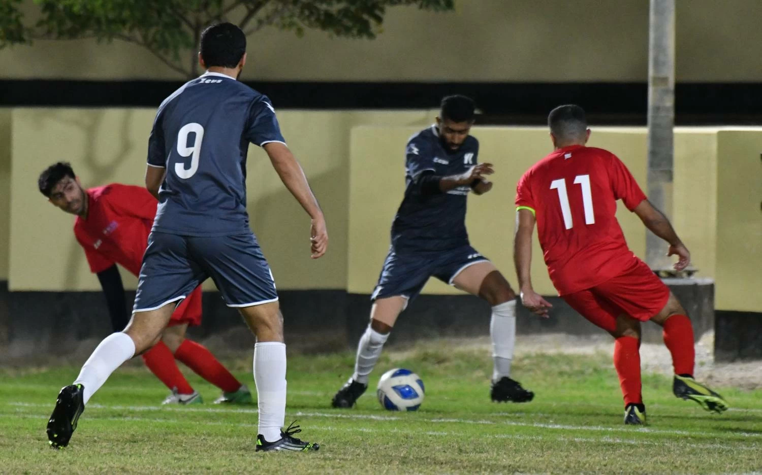 قمة مثيرة تنتهي بالتعادل بين يوسف المؤيد والكهرماء في دوري الشركات الكروي