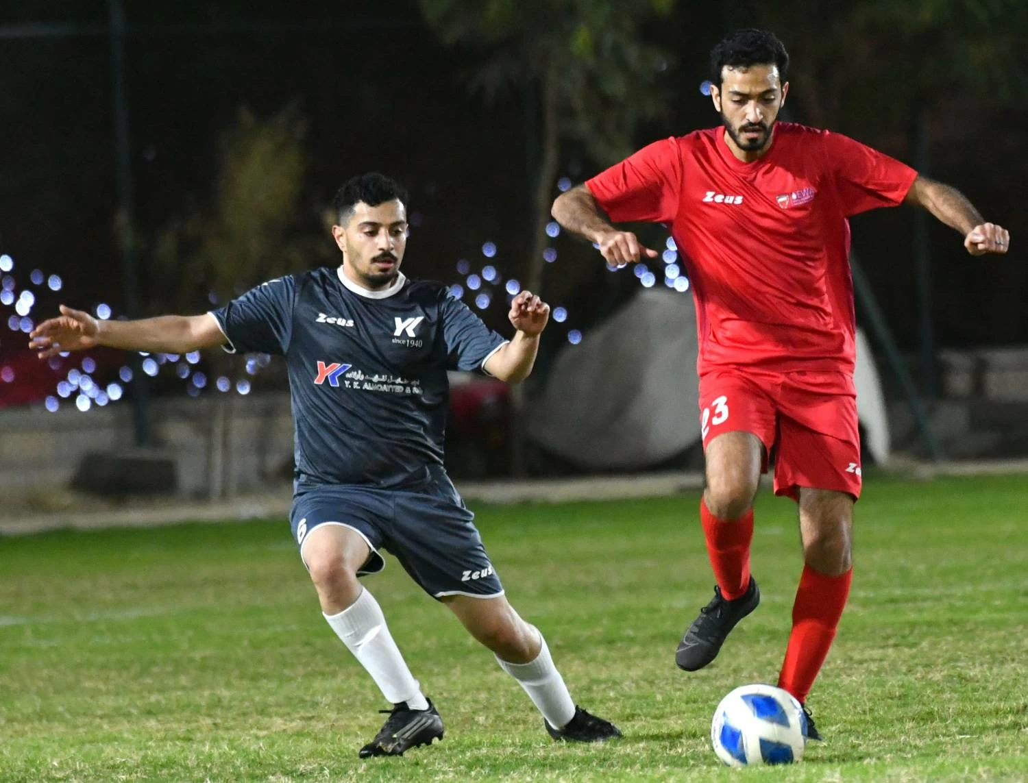 قمة مثيرة تنتهي بالتعادل بين يوسف المؤيد والكهرماء في دوري الشركات الكروي