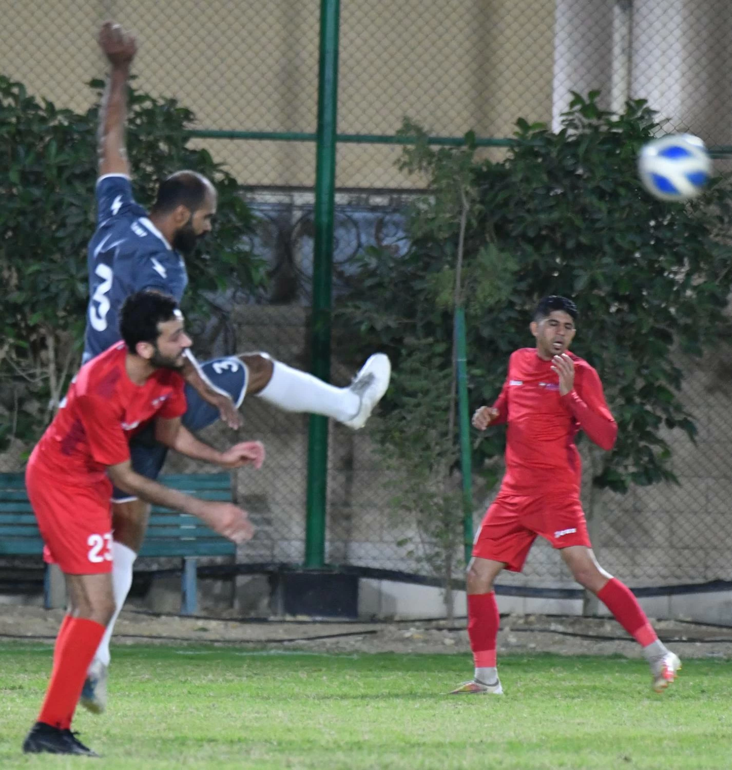 قمة مثيرة تنتهي بالتعادل بين يوسف المؤيد والكهرماء في دوري الشركات الكروي